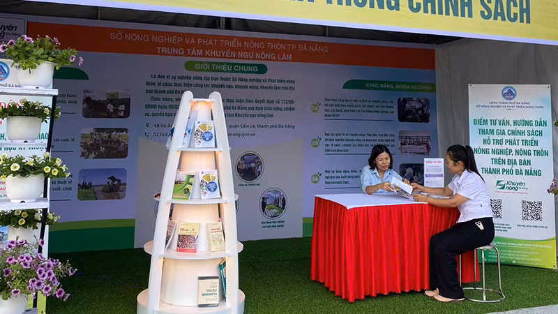 Gian hàng tuyên truyền các chính sách về nông nghiệp, nông thôn tại phiên chợ.