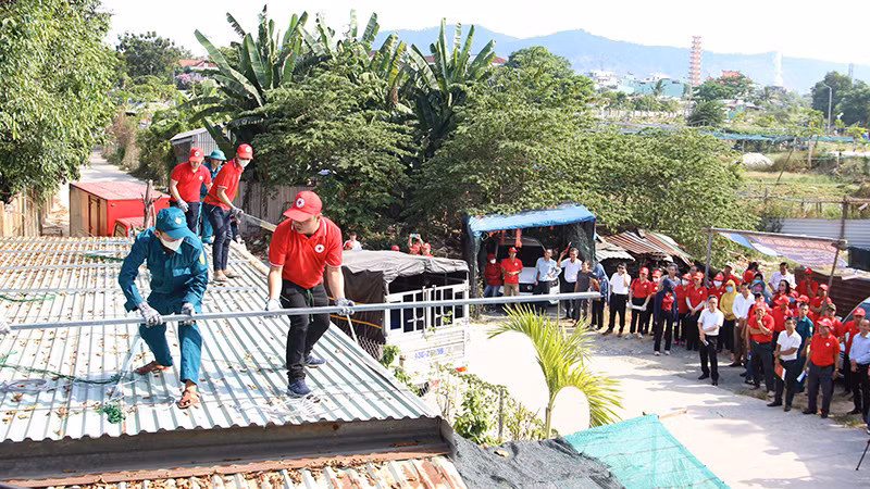 Các đại biểu theo dõi diễn tập chằng chống nhà cửa.