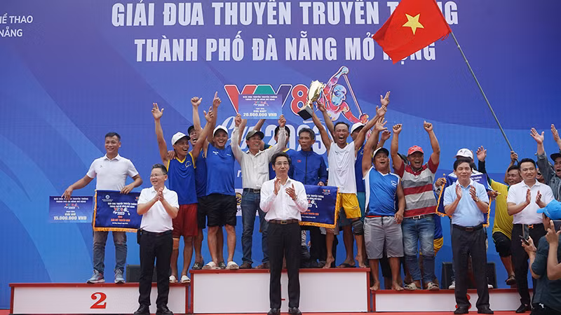 Ban tổ chức trao giải Nhất, Nhì, Ba cho các đội.