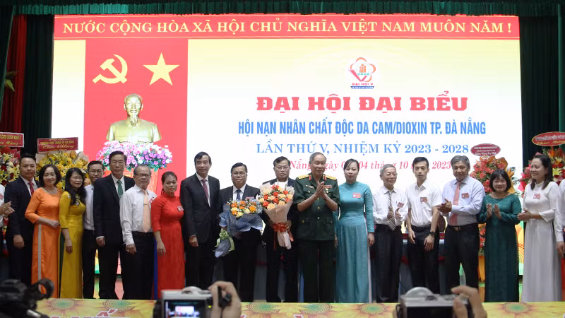 Ra mắt Ban Chấp hành nhiệm kỳ mới.