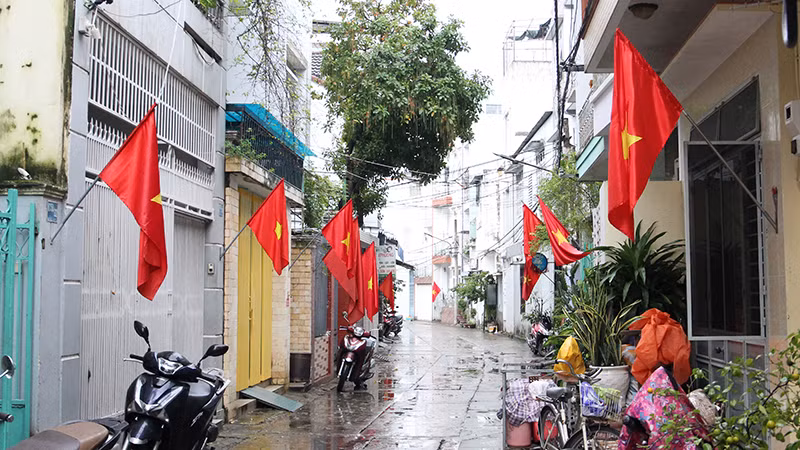 Các gia đình treo cờ dịp Tết Dương lịch 2024.