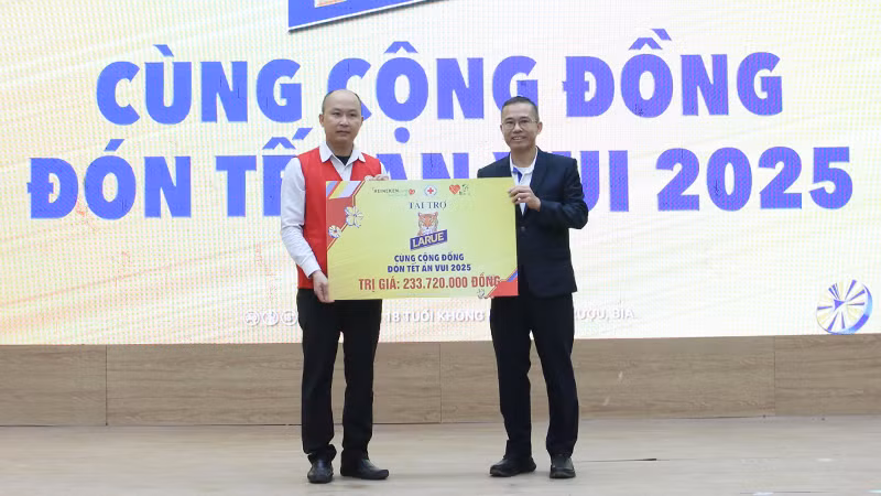 Đơn vị tài trợ trao kinh phí hỗ trợ chương trình.