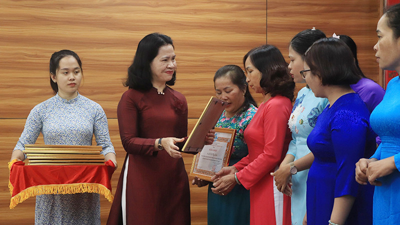 Trao Bằng khen cho các điển hình học tập và làm theo tư tưởng, đạo đức, phong cách Hồ Chí Minh.