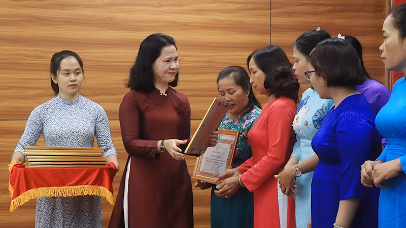 Trao Bằng khen cho các điển hình học tập và làm theo tư tưởng, đạo đức, phong cách Hồ Chí Minh.