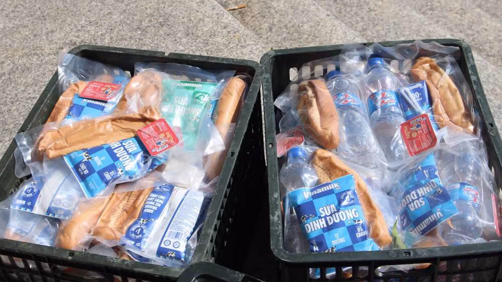 Các hàng hóa, thực phẩm gồm: 120kg lương khô, 224 thùng mì tôm, 308 thùng sữa tươi, 424 cái bánh mì, 7.000 hộp đồ hộp, 8.972 chai nước, 485kg gạo, 230 cặp bánh chưng bánh tét, 181 thùng thực phẩm khô, 30 thùng phần đồ ăn nhanh, 800 hộp cá, thịt ăn liền.