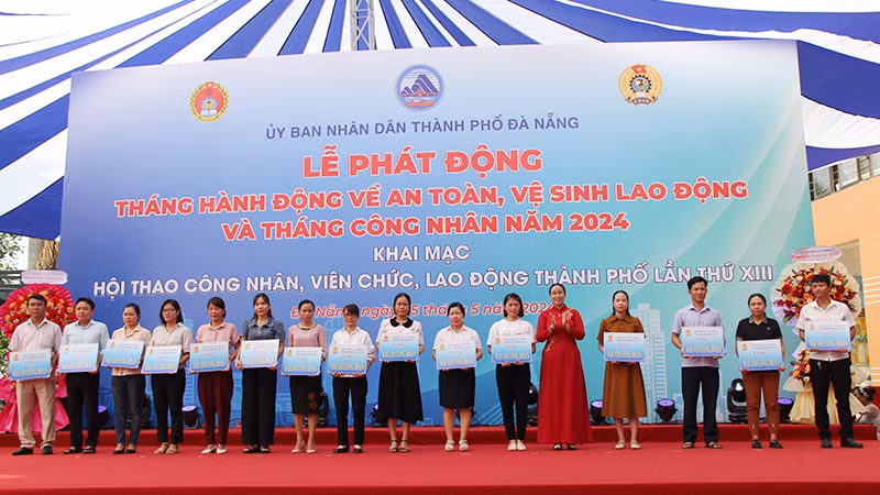 Trao tặng Mái ấm Công đoàn.