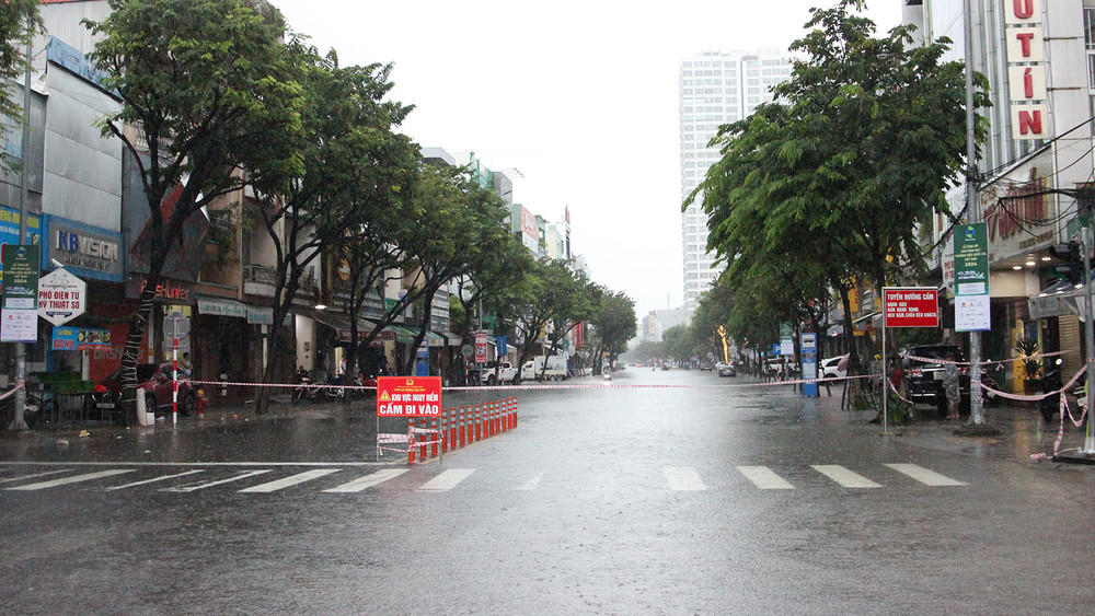 Đường Hàm Nghi (phường Vĩnh Trung, quận Thanh Khê) vẫn đang ngập.