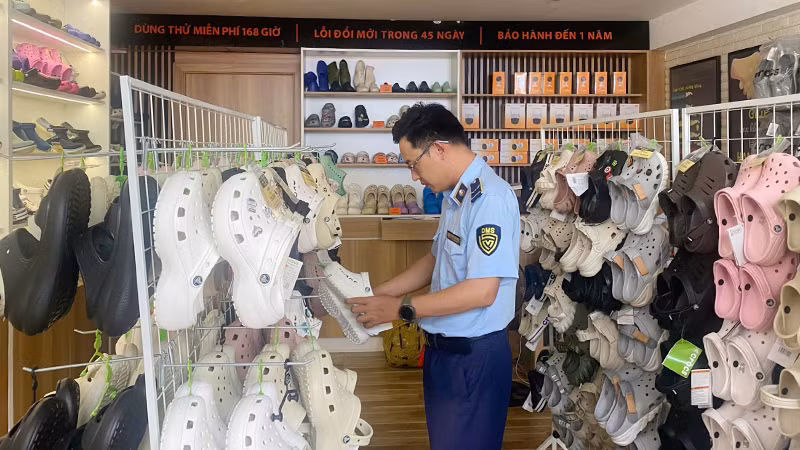 Lực lượng kiểm tra tại cửa hàng kinh doanh giày dép. (Ảnh: QLTT)