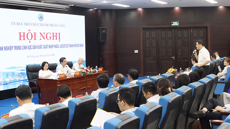 Lắng nghe ý kiến, chia sẻ của đại diện hiệp hội.