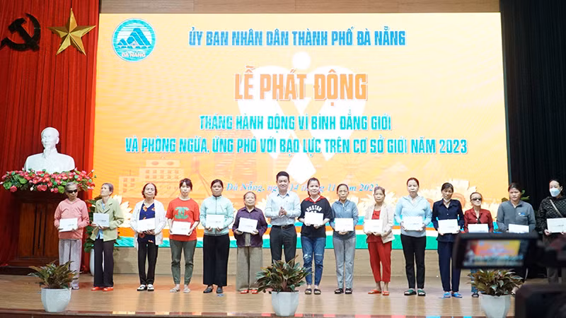 Tặng quà cho chị em phụ nữ khó khăn.