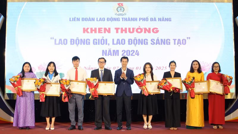 Khen thưởng các lao động giỏi, lao động sáng tạo.