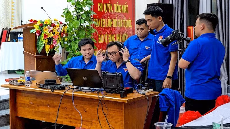 Ban tổ chức tham gia thực hiện chương trình