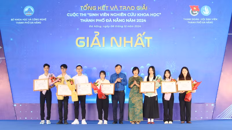 Trao 2 giải nhất cho các nhóm tác giả. Trao 2 giải nhất cho các nhóm tác giả.