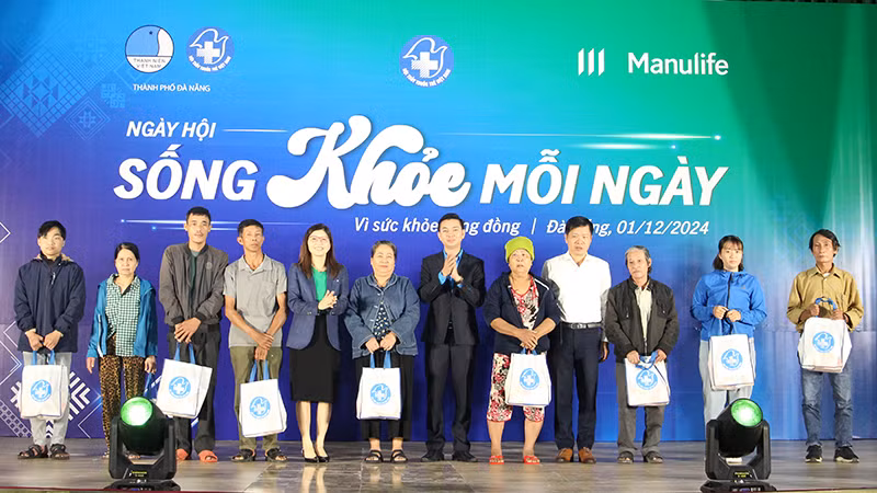 Trao quà cho các hộ gia đình chính sách