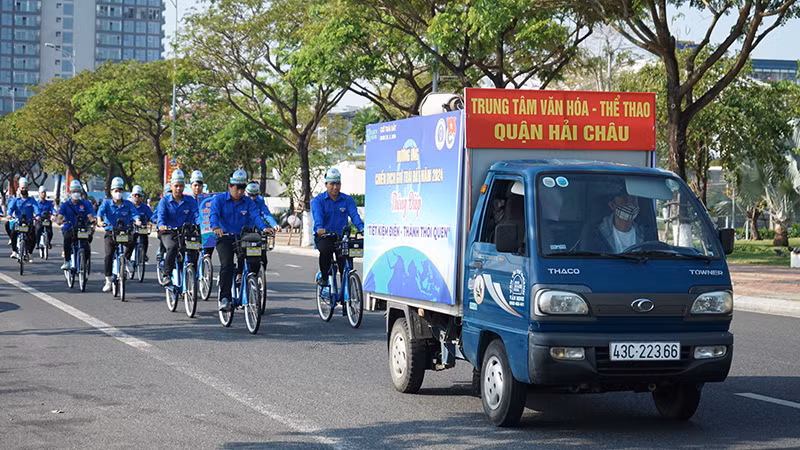 Đạp xe tuyên truyền hưởng ứng Giờ Trái đất