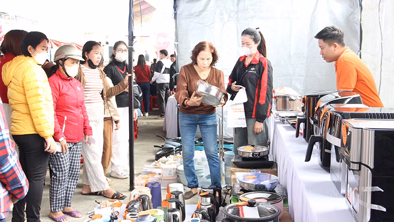 Người dân mua sắm tại Phiên chợ Nghĩa tình.