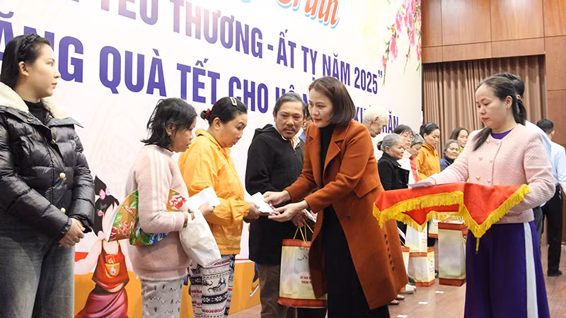 Trao quà cho các hộ đặc biệt nghèo.