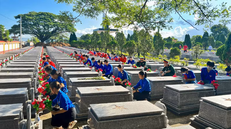 Thay hoa sen mới và các lọ hoa tại các phần mộ liệt sĩ.