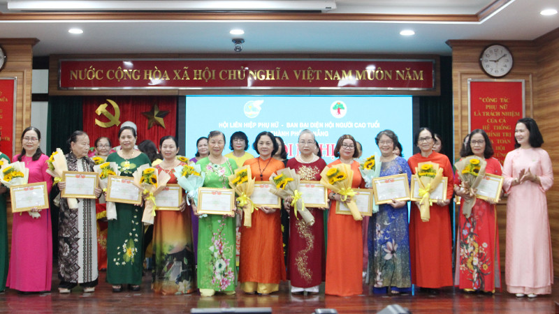 Biểu dương các gương phụ nữ tiêu biểu.