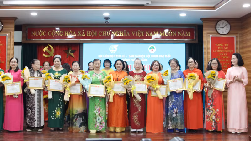 Biểu dương các gương phụ nữ tiêu biểu.