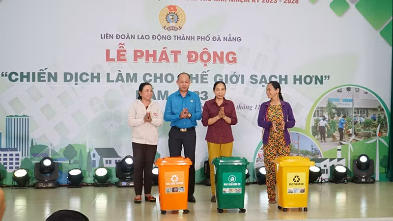 Trao tặng thùng rác phân loại tại nguồn.