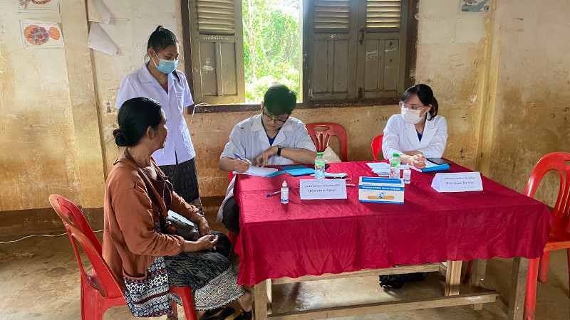 Khám bệnh miễn phí cho người dân.