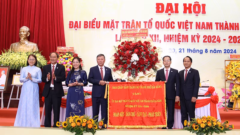 Lãnh đạo thành phố Đà Nẵng chúc mừng Đại hội.