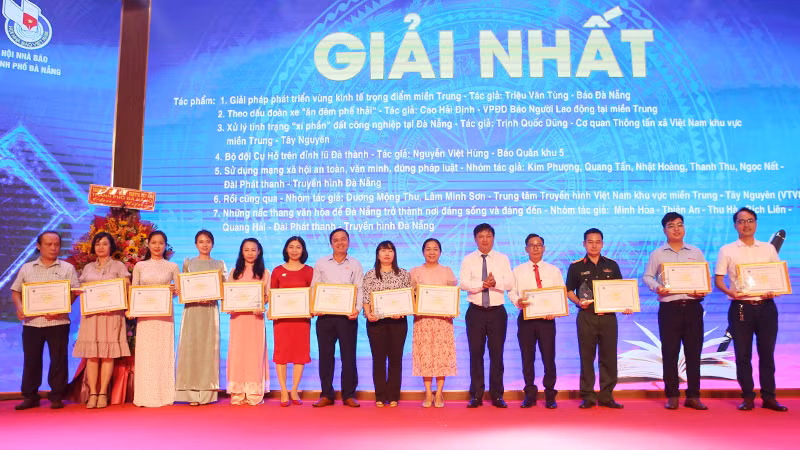 Trao giải Nhất cho các tác phẩm.