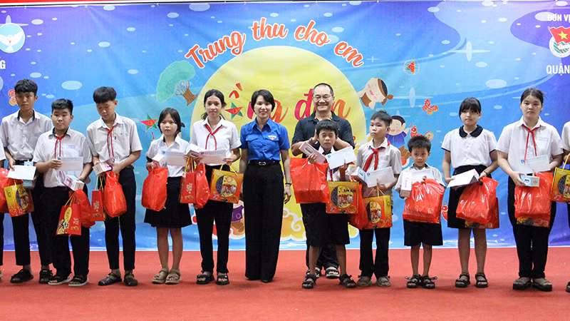 Tặng quà cho các em nhỏ. 