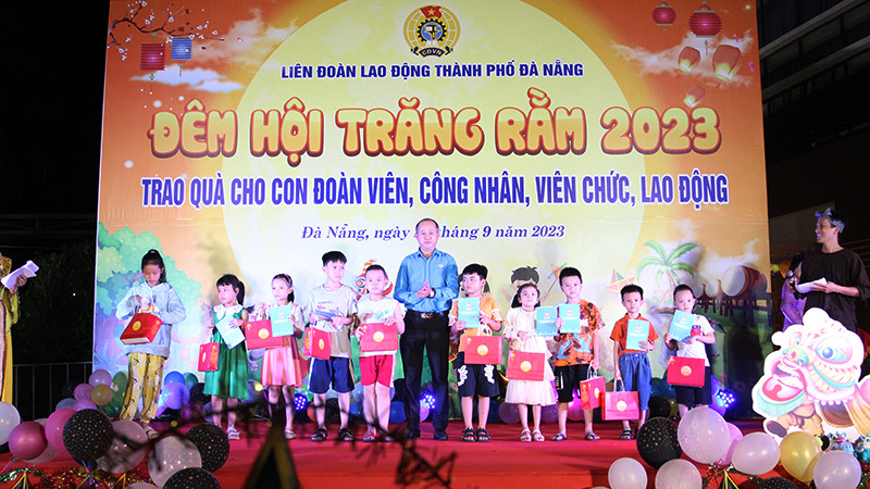Trao quà cho các cháu thiếu nhi