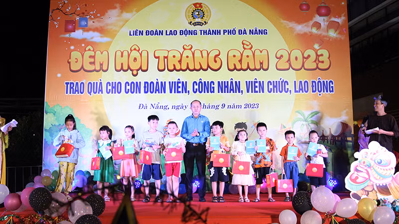 Trao quà cho các cháu thiếu nhi