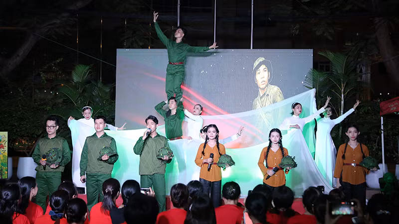 Tiết mục văn nghệ do các bạn trẻ thực hiện.