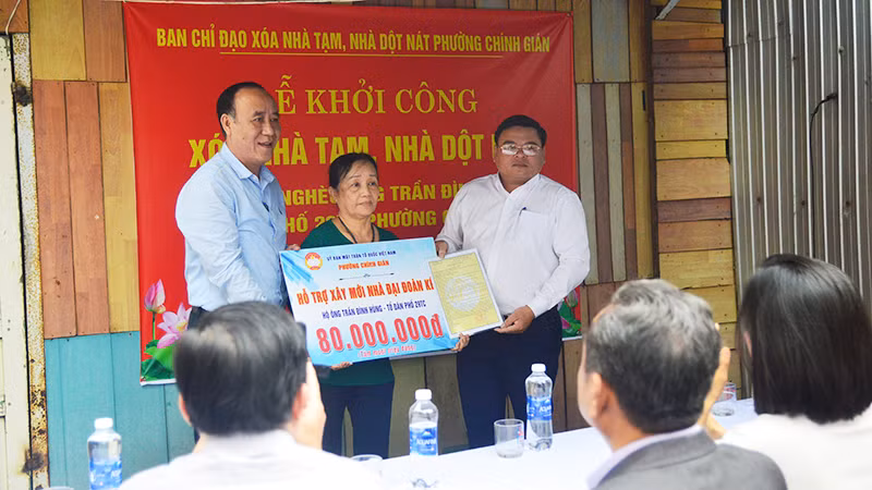 Ủy ban Mặt trận Tổ quốc Việt Nam phường Chính Gián trao tiền hỗ trợ xây nhà Đại đoàn kết cho đại diện gia đình ông Trần Đình Hùng.