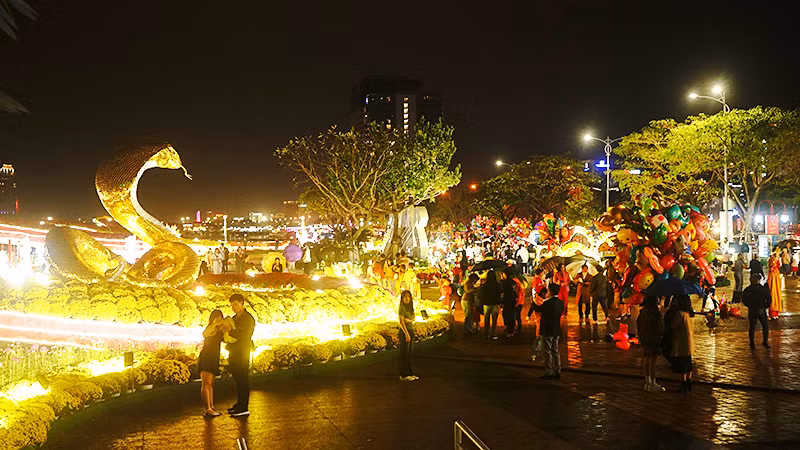 Linh vật rắn được đặt tại đường hoa.