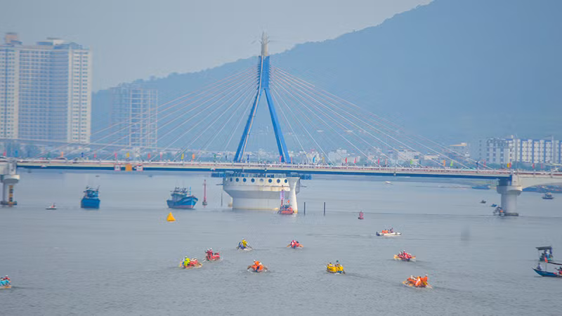 Giải đua giữa sông Hàn thơ mộng.