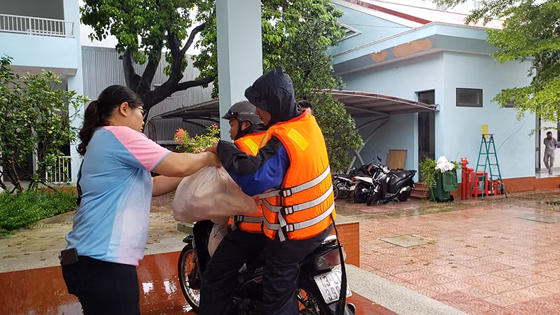 Ông Hối cùng anh em mang bánh mì đến chốt trực.