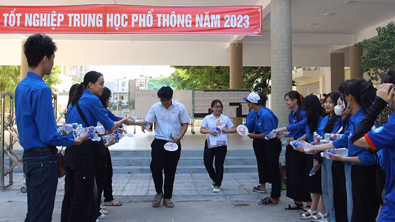 Các thí sinh hoàn thành môn Ngoại ngữ.