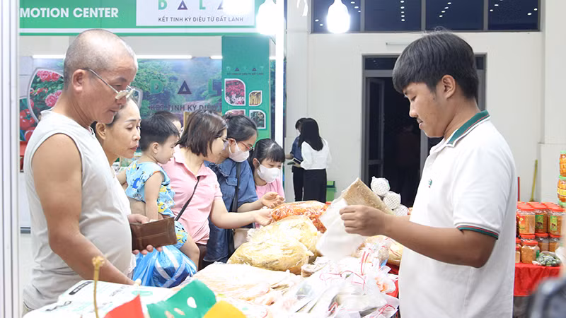 Người dân mua sắm hàng Việt tại Hội chợ.