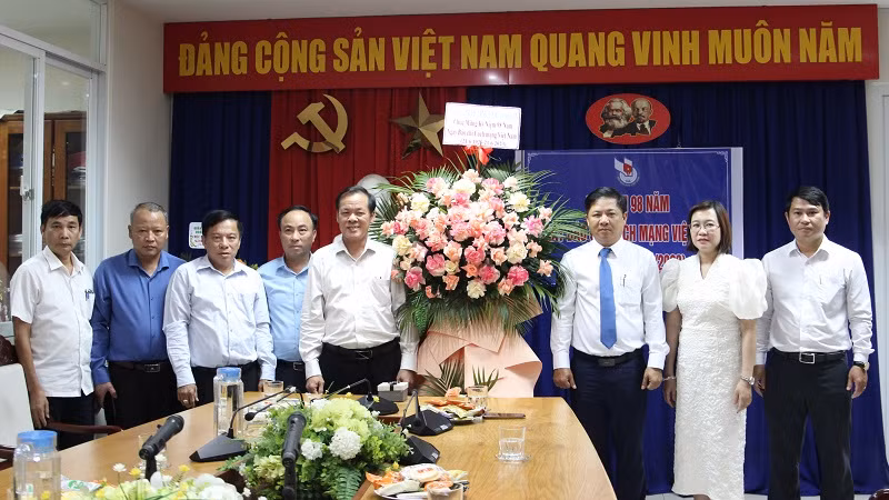 Lãnh đạo thành phố Đà Nẵng thăm, chúc mừng Cơ quan thường trực Báo Nhân Dân tại Đà Nẵng.