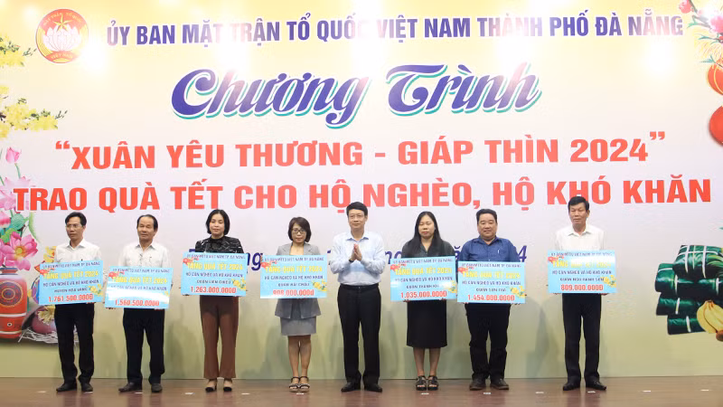 Phân bổ các suất quà Tết cho các quận, huyện.