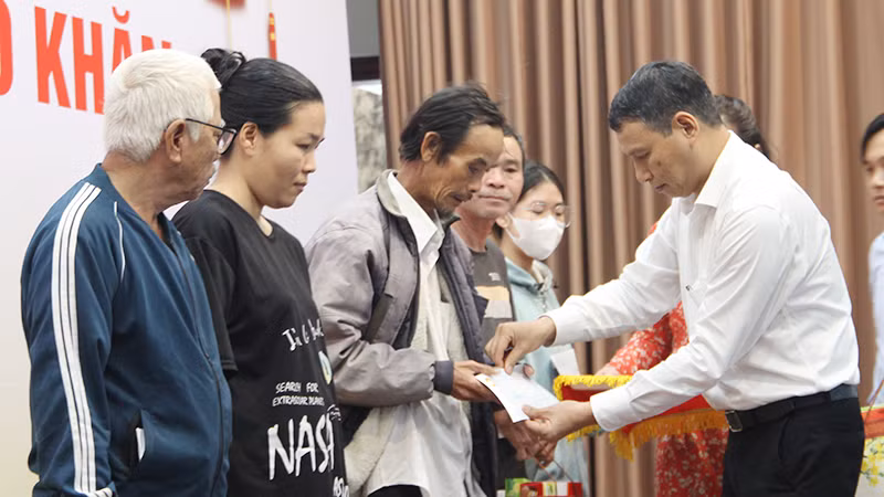 Trao quà cho các hộ đặc biệt nghèo.