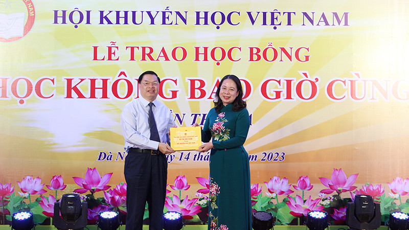 Phó Chủ tịch nước Võ Thị Ánh Xuân tặng quà cho Hội Khuyến học Việt Nam.