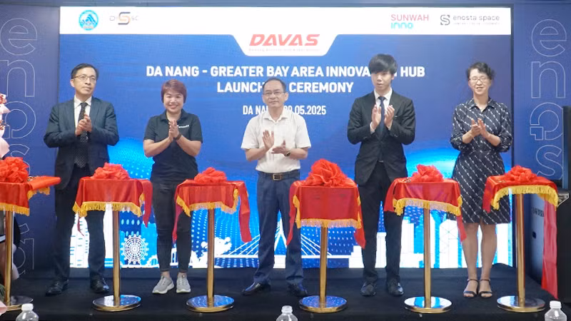 Đại biểu cắt băng ra mắt Không gian đổi mới sáng tạo Đà Nẵng-Vùng Vịnh lớn.