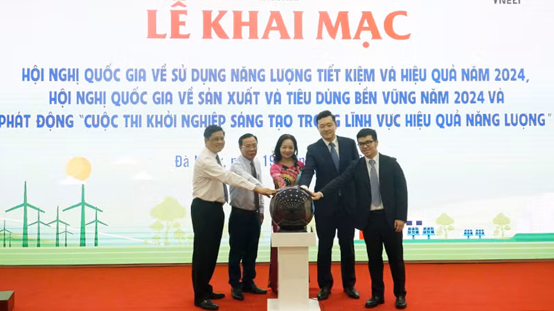 Ban tổ chức thực hiện nghi thức phát động cuộc thi.