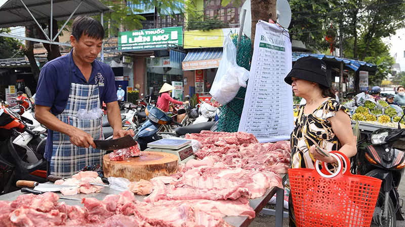 Người dân đến mua thịt heo.
