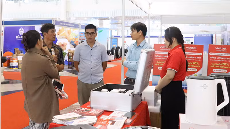 Đại biểu tìm hiểu về các giải pháp tiết kiệm điện.