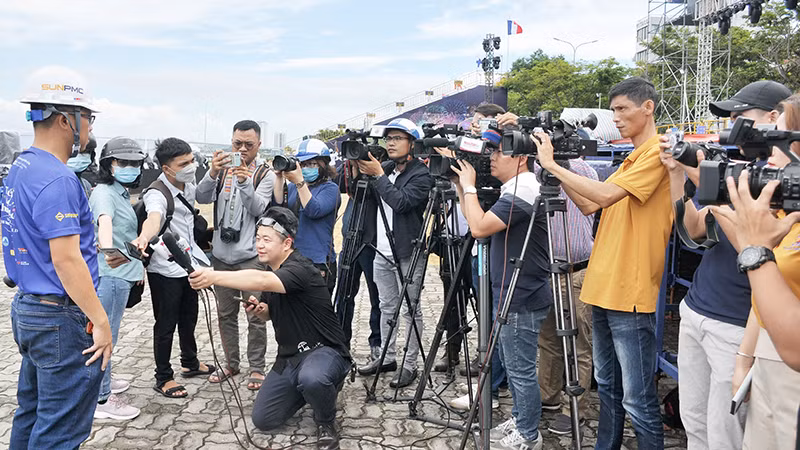 Phóng viên các cơ quan báo chí trên địa bàn thành phố Đà Nẵng tác nghiệp.