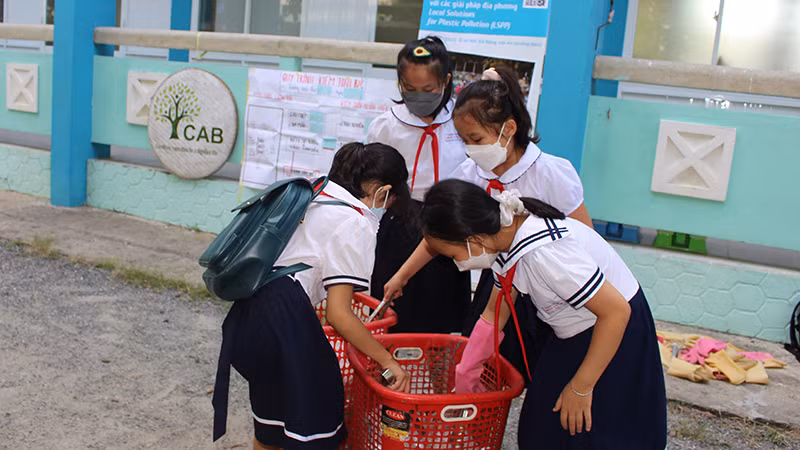 Học sinh tham gia hoạt động ngoại khóa về phân loại rác.