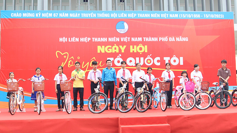 Trao tặng xe đạp cho các em học sinh.