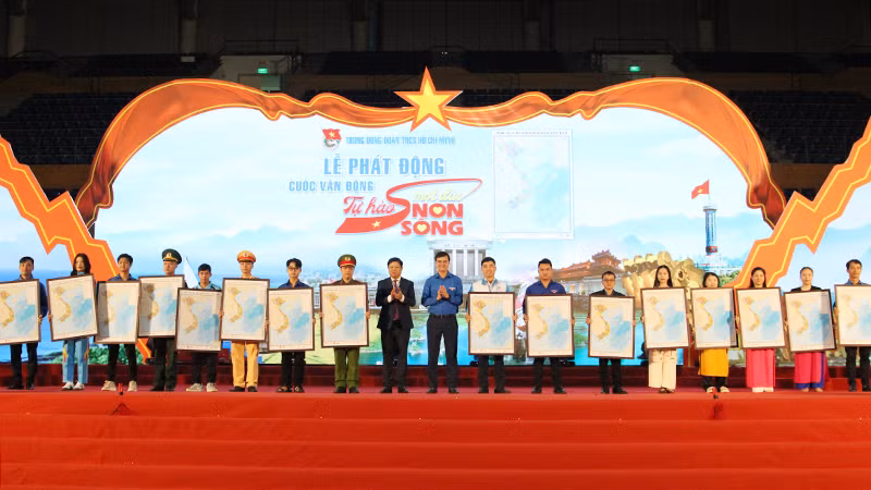 Trao tặng 20 bản đồ cho đại diện các lực lượng ngư dân, bộ đội biên phòng, thanh niên công nhân, nông thôn, giáo viên, học sinh...